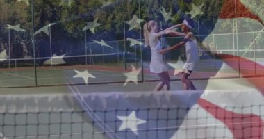 Tenis kortunda sarılan kadın takım arkadaşları, yüzen spor pazarlama verileri ve logo kaplamaları gösteriyorlar. Zafer, dostluk, rekabet, birlik, açık hava, enerjik, enerjik