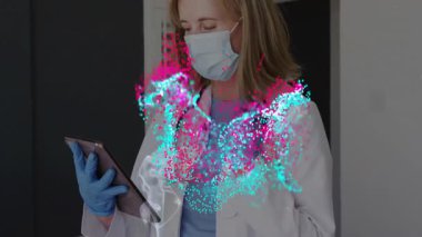 Holografik veri ağı gösteren maske ve eldiven takan kadın doktor tableti kapalı bir yerde tıkırdatıyor. Tıbbi, teknolojik, geleceksel, sağlık, analiz, yenilik, klinik