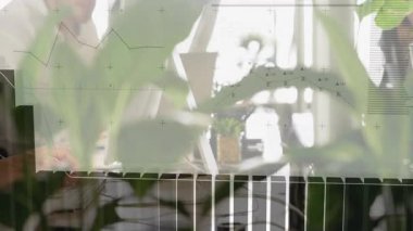 İş arkadaşları finans ofisinde fabrikayla işbirliği yapıyor, bar grafikleri ve çizelgeleri gösteriyor. Modern, işbirlikçi, çalışma alanı, yenilik, üretkenlik, yeşillik, teknoloji