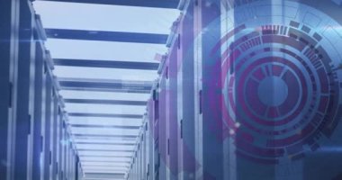 Dar 3 boyutlu veri merkezi koridorlarında sunucu dolapları, LED ışıkları ve HUD kaplamalı. Teknoloji, siber güvenlik, ağ, yenilik, fütüristik, dijital, altyapı