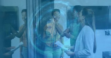 İş toplantısında cam duvara fikirler yazan kadınlar, Bitcoin simgesi ve veri grafikleri sergiliyorlar. İşbirliği, takım çalışması, yenilik, holografik, modern, beyin fırtınası, iletişim