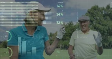 Golf sahasında iki golfçü teknolojili pasta grafikleri ve grafikleri göstererek beşlik çakıyor. Açık hava, spor, eğlence, canlılık, eğlence, dijital, yenilik