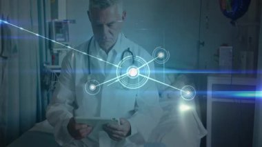 Stetoskop takan bir doktor hasta yatağının yanında tablet kullanarak ağ örtüşmesini gösteriyor. Tıbbi, sağlık, teknoloji, profesyonel, dijital, tanı, klinik