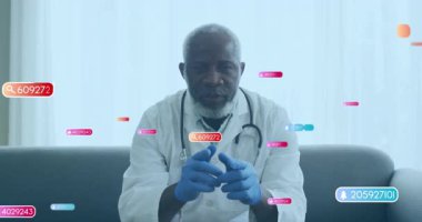 Klinikte yüzen arayüzle etkileşime geçen erkek doktor sayısal kodlar ve çan simgeleri sergiliyor. Tıbbi, teknoloji, profesyonel, fütüristik, sağlık, yenilik, dijital