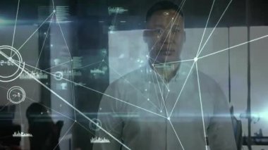 Kadın ve erkek teknoloji ofisindeki verileri analiz ediyor, holografik grafikler ve ağ düğümleri tasarlıyor. Teknoloji, yenilik, görselleştirme, fütüristik, işbirliği, veri, dijital