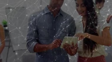 Ofisteki tableti inceleyen profesyoneller, parlayan düğümlerin teknoloji ağını üstüste koyuyorlar. İşbirliği, yenilik, bağlantı, takım çalışması, dijital, teknoloji, modern