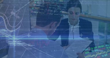 Çeşitli iş adamları üzerinde finansal veri işleme ve borsa görüntüsü. küresel iş, finans ve dijital arayüz kavramı dijital olarak oluşturulmuş görüntü.