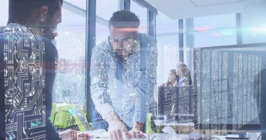 Mikro işlemci bağlantıları olan ekranlar, ofiste tartışan iki farklı erkek meslektaşa karşı. iş teknolojisi kavramı