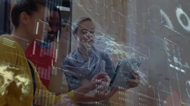 Teknoloji uzmanları verileri analiz ederken tablet, holografik harita ve canlı veri örtüsü kullanıyorlar. İşbirliği, yenilik, fütüristik, takım çalışması, modernlik, dijital, teknoloji