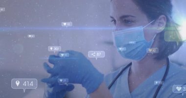 Klinik ortamda şırınga tutan hemşire, yüzen sosyal medya kalplerini sergiliyor. Sağlık, tıbbi, geleceksel, teknoloji, klinik, dijital, profesyonel