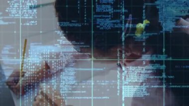 Kız öğrenci dizüstü bilgisayarın yanında kalemle kod yazıyor, yüzen teknoloji veri şebekesini gösteriyor. Eğitim, teknoloji, yenilik, öğrenme, yaratıcılık, dijital, çocukluk