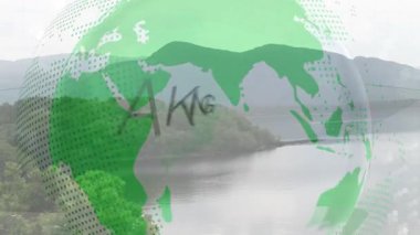 Göl üzerinde dönen yeşil küre, üzerinde koyu kırmızı haberler ve siyah kırılma metinleri barındıran harita örtüsüyle. Küresel, çevre, iletişim, dijital, bilgilendirici, manzaralı, doğa