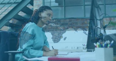 Teknoloji ofisinde defter yazan kadın holografik dünya haritası ile etkileşimde. Teknoloji, yenilik, çalışma alanı, veri görselleştirme, kentsel, yaratıcı, geleceksel