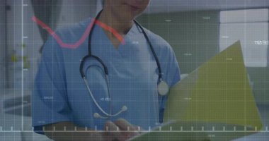 Steteskop takan hemşire klinikteki hasta verilerini inceliyor, kırmızı çizgi grafiğini gösteriyor. Tıbbi, sağlık, tanı, analiz, klinik, profesyonel, teknoloji