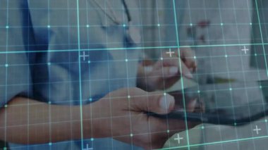Üç doktor tıbbi klinikte tablet etrafında hasta verilerini tartışıyor. Şebeke ve grafiklerle birlikte. Sağlık, işbirliği, dijital, modern, profesyonel, yenilik, teknoloji