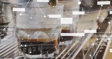 Espresso makinesi, dijital grafikler yüzerken bardağa koyu kahve serpiyor. Teknoloji, yenilik, modern, arayüz, veri, analitik, kentsel