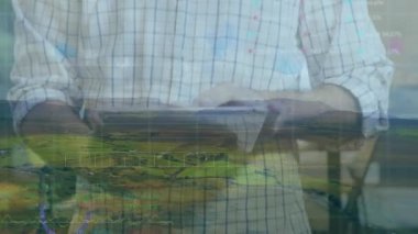 Kırsal alandaki tabletle etkileşime giren adam, yüzen finans haritaları ve veri şebekelerini gösteriyor. Teknoloji, kırsal, açık hava, dijital, veri, analitik, yenilik