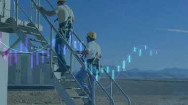 İki teknisyen çatıdaki merdivenleri tırmanıyor, şamdan grafikleri ve veri tablolarını örtüyor. Sanayi, inşaat, güvenlik, takım çalışması, analitik, mühendislik, teknoloji