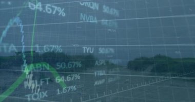 Kumlu sahilde yüzen saydam borsa haritası, şamdanlar ve çizgi grafikleri gösteriyor. Finansal, veri, analitik, denizcilik, ufuk, görselleştirme, teknoloji