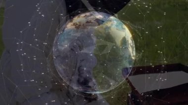 Yüzen holografik Dünya küresi tutan adam, teknoloji ağı hatlarını ve veri noktalarını gösteriyor. Gelecekçi, yenilikçi, bağlantı, dijital, teknoloji, çevre, kavramsal