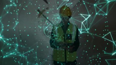 Güvenlik kaskı yeleği giyen mühendis tünelde tablet tutuyor. Teknoloji ağı düğümlerini gösteriyor. Sanayi, teknoloji, fütüristik, altyapı, dijital, mühendislik, yenilik