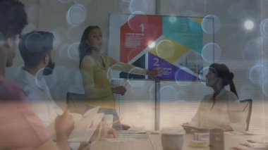 İş dünyası ekibi, animasyon çizelgesi ve bokeh ışıklarıyla ofiste sunum yapıyor. İşbirliği, profesyonel, girişim, modern, yenilik, iletişim, takım çalışması