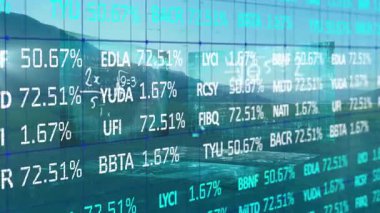 Düz tasarımla geniş dağ vadisinde ilerleyen şeffaf finansal gösterge paneli. Gelecekçi, teknoloji, analitik, veri görselleştirme, manzara, minimalizm, üretkenlik