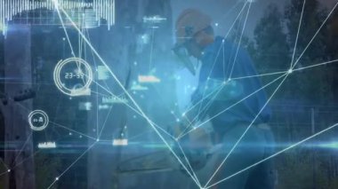 Ağaççı, mavi dijital ağ grafikleriyle kırsal orman sahnesinde elektrikli testere kullanıyor. Teknoloji, ormancılık, görselleştirme, endüstriyel, macera, güvenlik, doğal