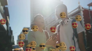 İki arkadaş, pazarlama için yüzen kalp-göz ve güneş gözlüğü emojileriyle selfie çekiyorlar. Günlük, arkadaşlık, kentsel, canlı, yaşam tarzı, dijital, modern