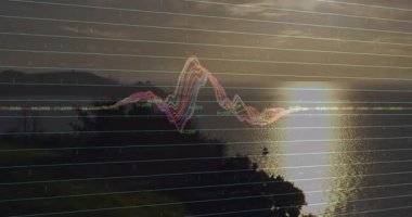 Düz dizayndaki sayısal eğilimleri göstererek kıyı günbatımı ızgarasında ilerleyen çok renkli veri hatları. Deniz manzarası, analitik, fütüristik, estetik, görselleştirme, rakam, manzara