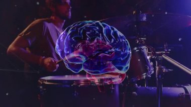 Erkek davulcu karanlık sahnede trampet çalıyor, teknolojik holografik beyin teçhizatının üzerinde yüzüyor. Konser, performans, teknoloji, yenilik, fütürizm, görsel-işitsel, sürükleyici