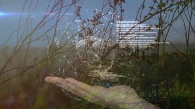 Açık elin üzerinde süzülen dijital küre, 3 boyutlu ağ küreleri ve veri parçalarını yansıtıyor. Gelecek, teknoloji, yenilik, bağlantı, arayüz, sanal, dijital