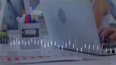 İş yerindeki masada dizüstü bilgisayarda yazan adam klavyenin üzerinde yüzen animasyon çizelgeleri gösteriyor. Şirket, takım çalışması, işbirliği, yenilik, modern, çalışma alanı, üretkenlik