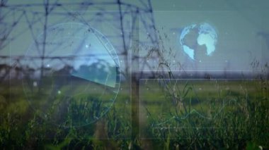 Çimenli alan üzerinde yükselen elektrik iletim kuleleri dünya çapındaki HUD şebekelerini ve hat şemasını gösteriyor. Yenilenebilir, altyapı, teknoloji, yenilik, sürdürülebilirlik, gelecekçi, dijital
