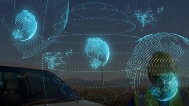 Günbatımında rüzgar çiftliğini inceleyen teknisyen, parlayan holografik küreden enerji verilerini izliyor. Yenilenebilir, sürdürülebilirlik, teknoloji, fütürizm, yenilik, tarım, sanayi