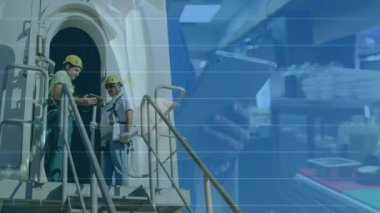 İki teknisyen rüzgar türbinini tabletle inceliyor. Canlandırılmış stok çizelgeleri ve laboratuvar örtüsü sergiliyorlar. Endüstriyel, takım çalışması, güvenlik, teknoloji, analiz, mühendislik, bakım