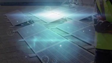 Erkek güneş teknisyeni çatıdaki fotovoltaik panellerde duruyor ve HUD izleme grafiklerini gösteriyor. Yenilenebilir, yenilik, sürdürülebilirlik, teknoloji, modern, yeşil, enerji