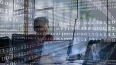 Ofiste dizüstü bilgisayarda çalışan bir kadın siber güvenlik kavramını gösteren ikili kodlar yüklüyor. Teknoloji, yenilik, profesyonellik, dijital, işbirliği, fütüristik, üretkenlik