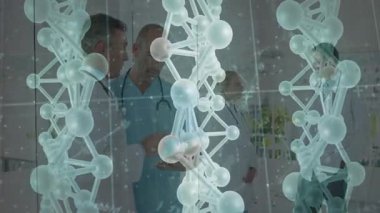 Doktorlar hastane koridorunda sağlık verilerini tartışıyor, üç boyutlu DNA iplikleri ve veri noktalarını örtüyor. Tıbbi, işbirliği, yenilik, bilim, sağlık, teknoloji, araştırma