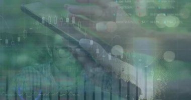Fintech 'te sağ elde akıllı telefon, şamdan grafiği ve yüzdelik kaplamaları gösteriyor. Finans, teknoloji, analitik, veri görselleştirme, yatırım, dijital, modern