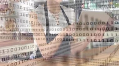 Tezgahta tableti tıkırdatan kadın çalışan perakende teknolojisi için ikili kod örtüşmesi gösteriyor. Teknoloji, dijital, perakende, yenilik, profesyonel, modern, ticaret