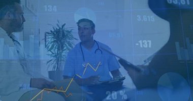 Klinikte işbirliği yapan tıbbi ekip, bar grafikleri çizelgeleri sergiliyor hasta verileri yüzdeleri gösteriyor. Sağlık, işbirliği, analitik, profesyonellik, yenilik, teknoloji, takım çalışması