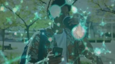 Adam kaldırımı tek gözlü lens ve akıllı telefonla inceliyor, sinirsel kaplama teknolojisi sergiliyor. Kentsel, yaşam tarzı, modern, teknoloji, yenilik, açık hava, canlı