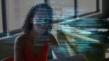 Dişi yazılım geliştirici masadaki teknoloji kodlarını analiz ediyor, dizüstü bilgisayar simgeleri ve kupaları harmanlıyor. Profesyonel, çalışma alanı, minimalizm, yenilik, üretkenlik, teknoloji, modernizm