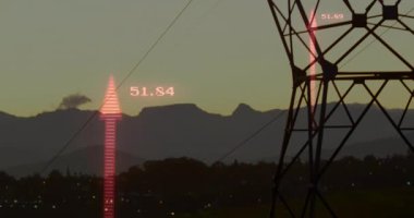 Elektrik iletim kulesi silueti şafak vakti gökyüzünde canlandırılıyor ve kırmızı oklar yükseliyor. Enerji altyapısı, enerji hatları, endüstriyel, yenilenebilir, teknolojik, çevresel, dijital
