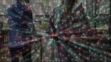 İki erkek arkadaş yürüme yolunun yanında bisiklet tutarken, teknoloji pazarında yeşil kırmızı yıldız patlaması gösteriyor. Kentsel, dostluk, gündelik, dinamik, çağdaş, canlı, aktif