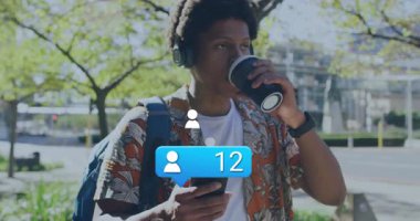 Adam açık havada akıllı telefon kullanıyor, canlandırmalı kullanıcı simgeleri ve bilgilendirme baloncukları pazarlamayı destekliyor. Kentsel, yaşam tarzı, canlı, bağlantı, gündelik, modern, iletişim