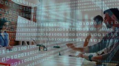 Yazılım geliştirme ekibi, çalışma masasının üzerinde çift haneli rakamlarla birlikte başlangıç ofisinde işbirliği yapıyor. İşbirliği, yenilik, teknoloji, çalışma alanı, modern, takım çalışması, dijital