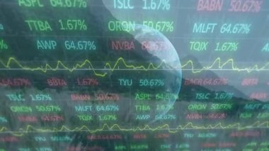 Yarı saydam Dünya küresi dağ finans arayüzü üzerinde dönüyor borsa saatlerini gösteriyor, çizgi grafiği. Teknoloji, yenilik, veri görselleştirme, finans, analitik, dijital, iş