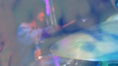 Davulcu canlı müzik sahnesinde, canlı ses dalgası titreşimleriyle zil sesine basıyor. Müzik, performans, gece hayatı, sahne, ritim, enerji, soyut